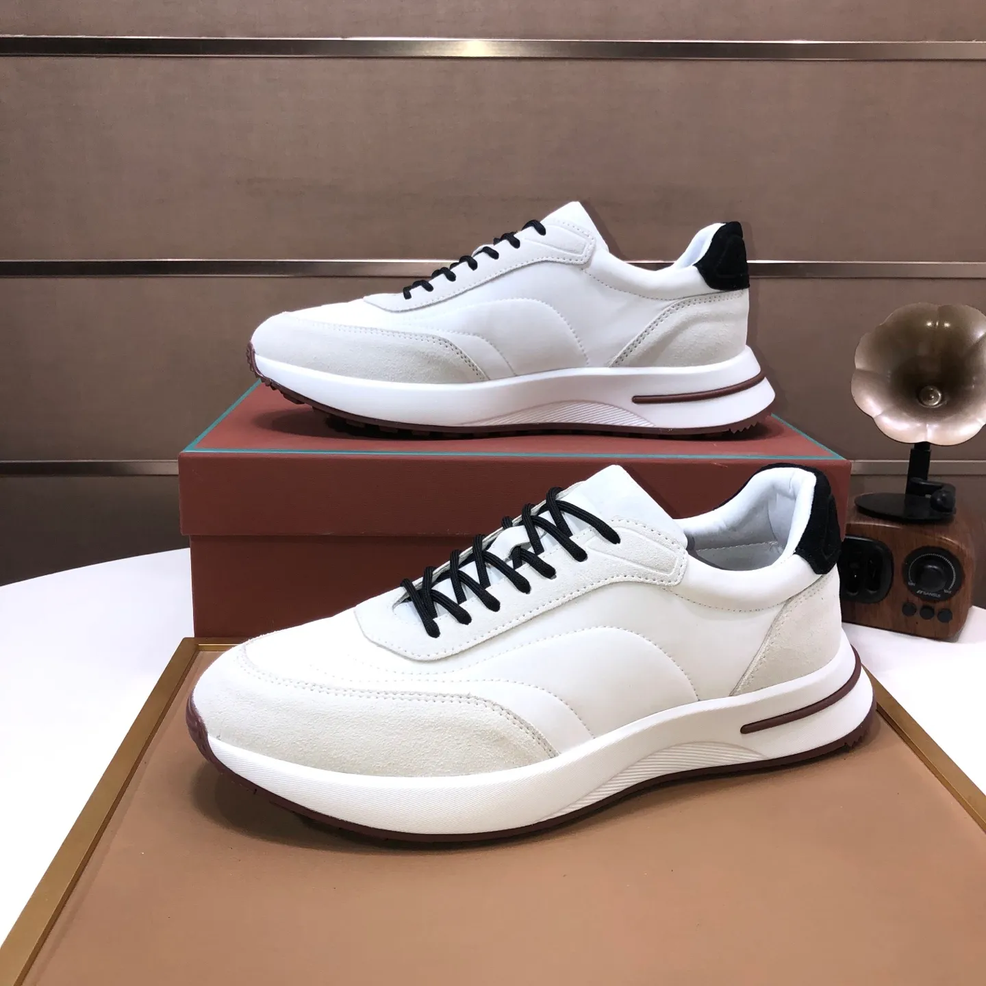 Men's shoes 💰600💰[𝐥𝐨𝐫𝐨 𝐏𝐢𝐚𝐧𝐚] lp classic loafers, an Italian treasure brand, the only brand that can match Hermès! Only after wearing it do we realize that we cannot let down our feet. The upper is imported cashmere, the lining of water-dyed cowhide ➕ the cowhide feet, the official original glass rubber outsole, and the pendant. Exclusive original packaging (tag ➕ brand paper ➕ outer box ➕ hand bag) code number: 38-45